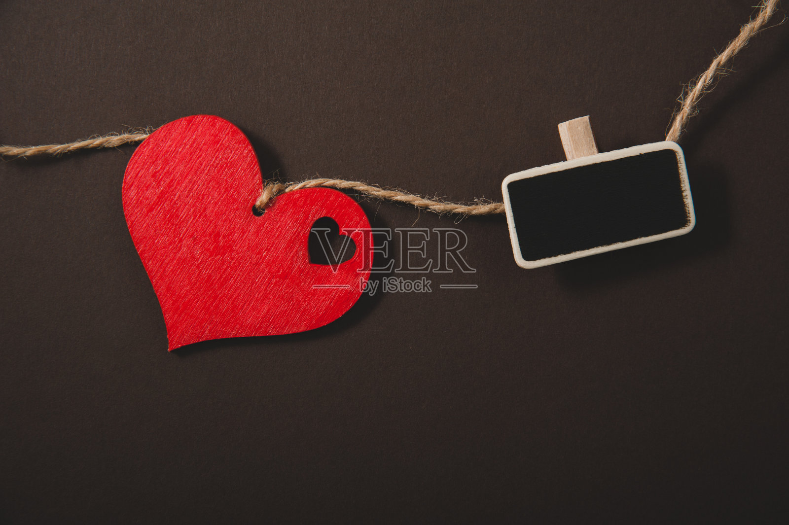 绳子和小黑板上的红心照片摄影图片