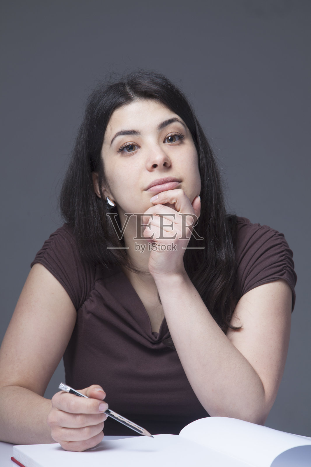 年轻漂亮的女孩正在准备考试照片摄影图片