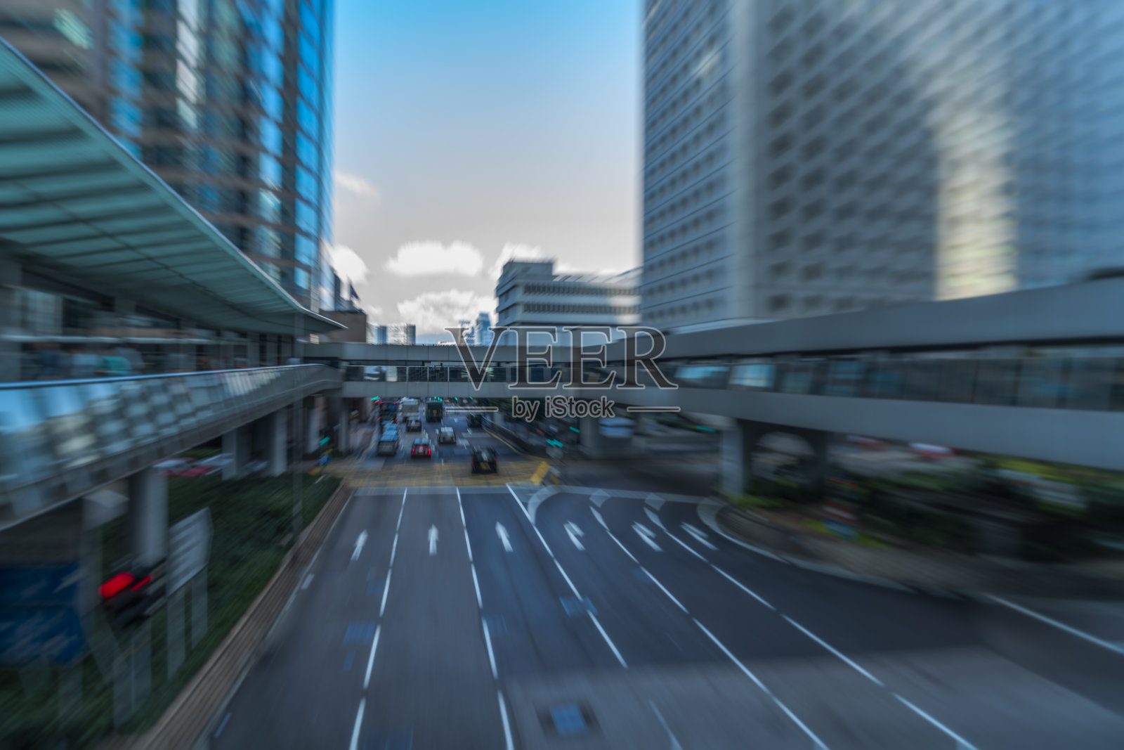 香港市区街道上模糊行驶的交通照片摄影图片