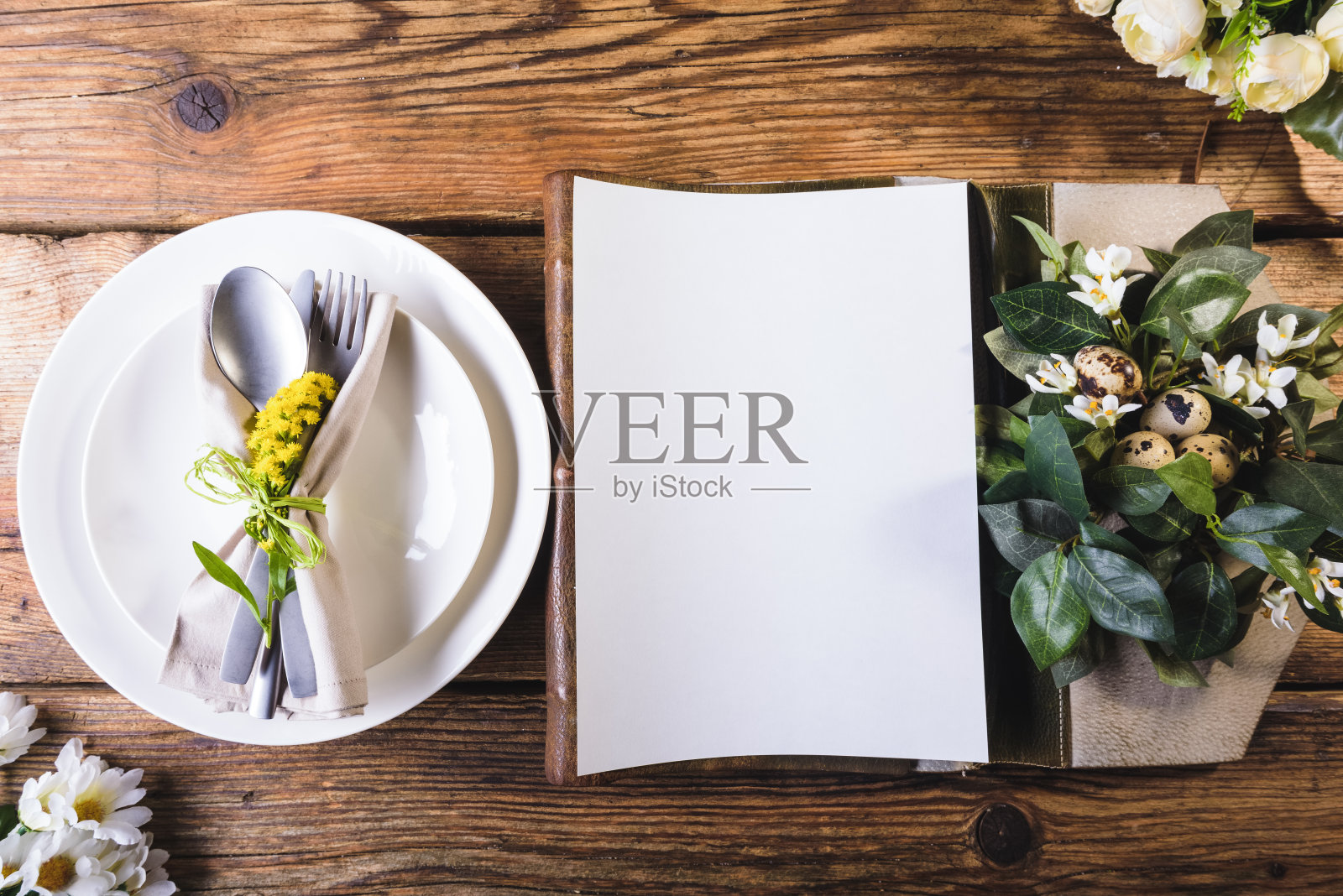 复活节的菜单在一张木桌上装饰照片摄影图片