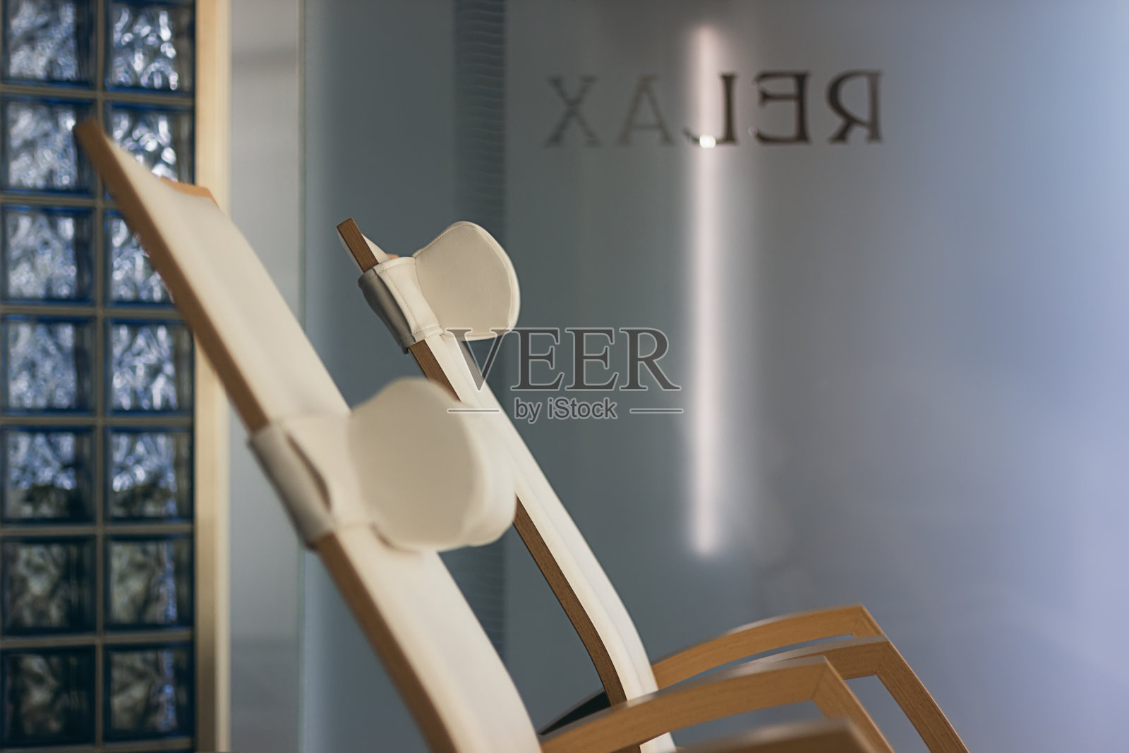 SPA放松室内部，配有舒适的木制躺椅。照片摄影图片