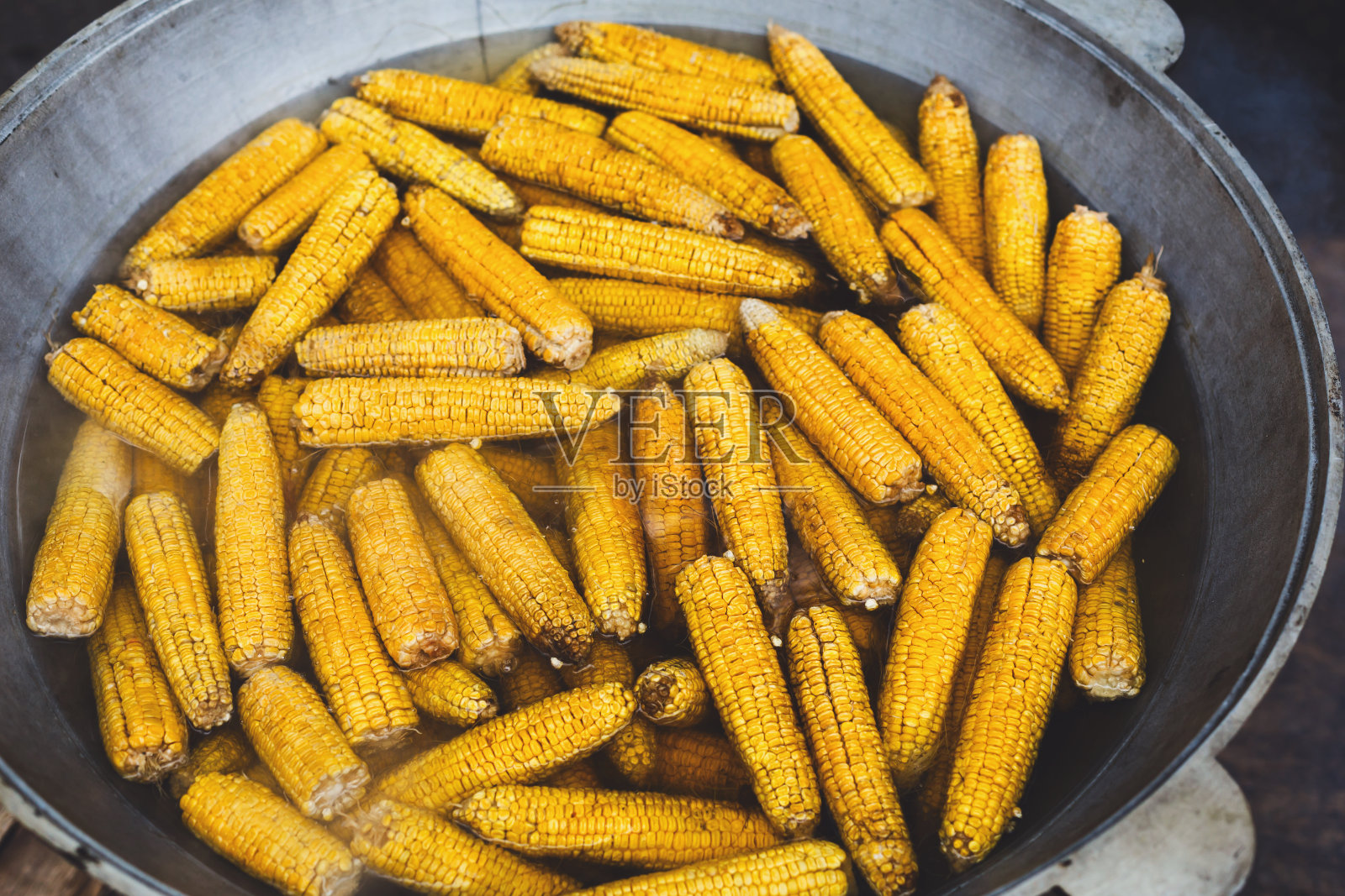 用金属碗煮熟的新鲜玉米棒子照片摄影图片
