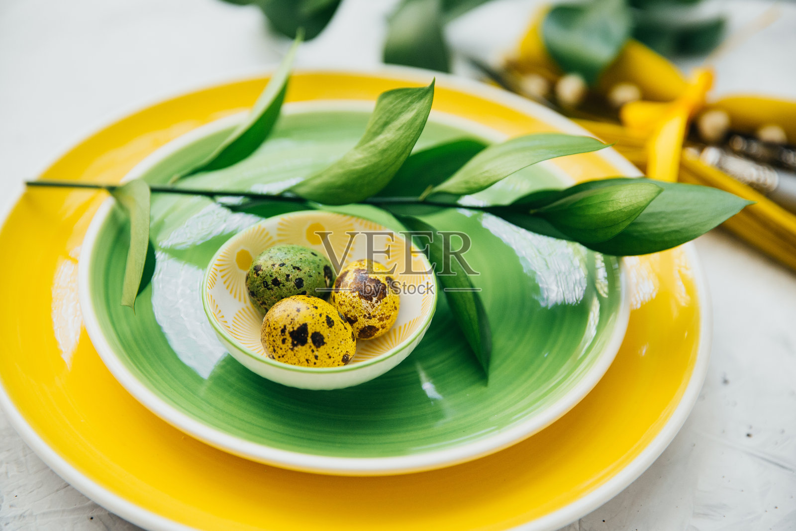 复活节餐桌上摆放着春天的鲜花照片摄影图片