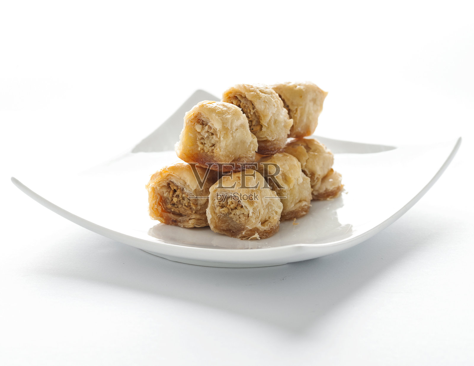 白盘上的果仁蜜糕照片摄影图片