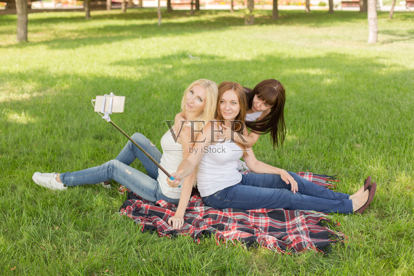 公园里年轻漂亮的女孩在自拍照片摄影图片