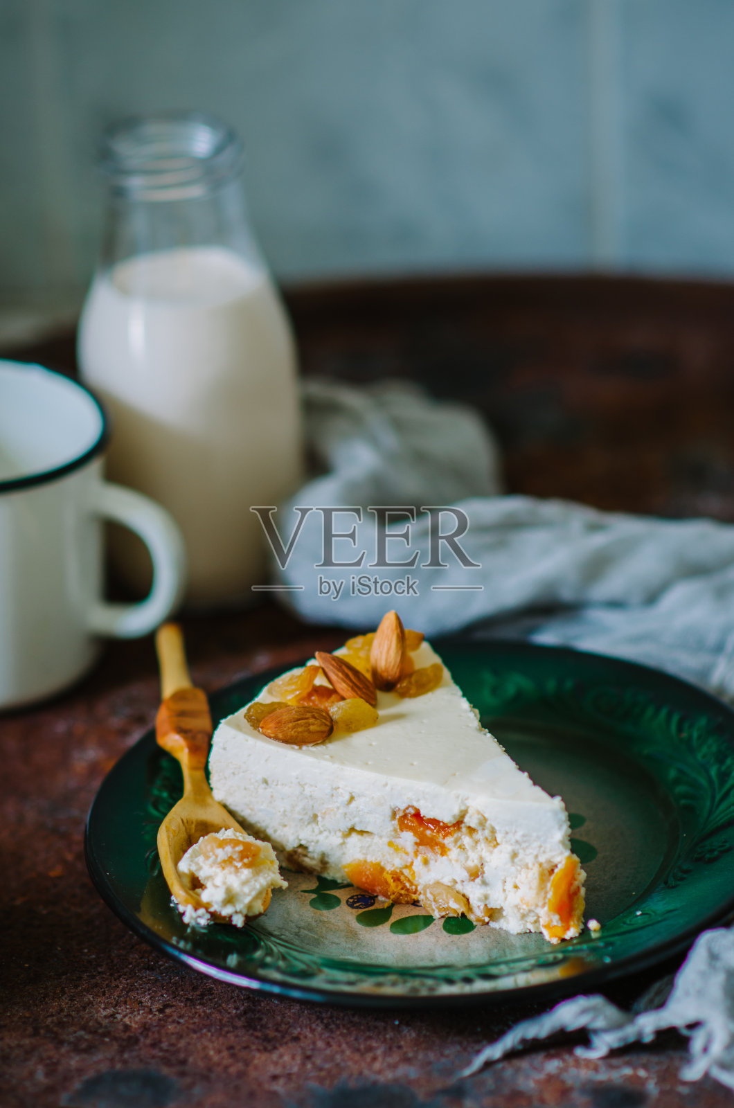 白软干酪砂锅配干果和牛奶照片摄影图片