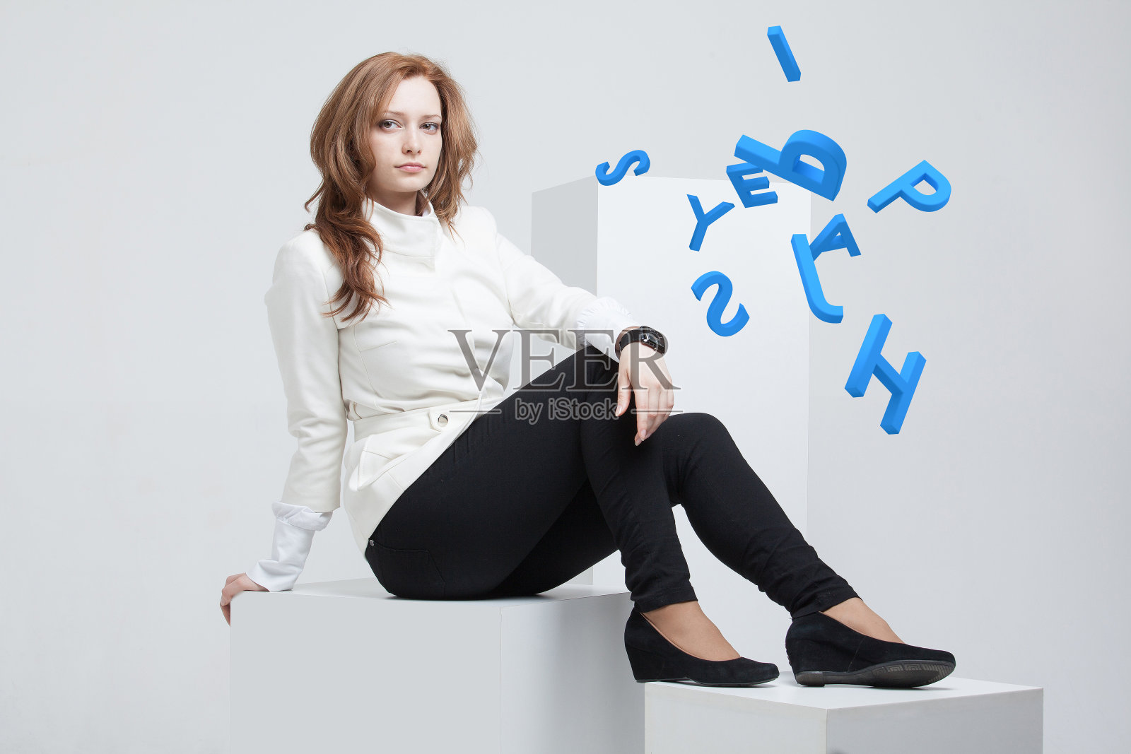 女人用一套字母，写概念。照片摄影图片