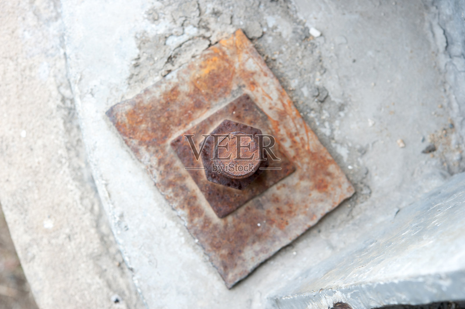 生锈的金属螺母，有选择地用生锈和腐蚀螺栓锁住照片摄影图片