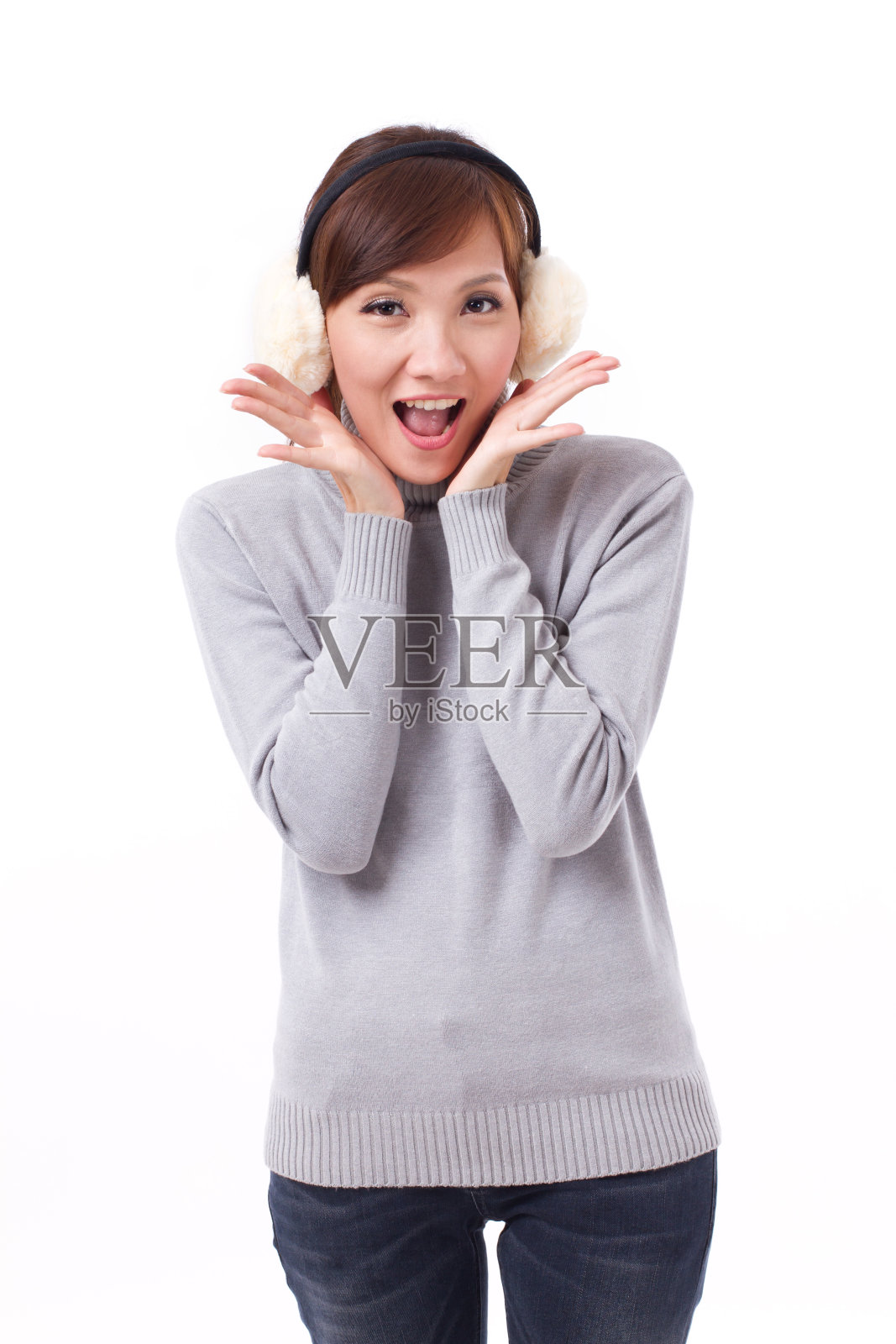 离开了，快乐的女人脸上带着积极的表情，摆着惊艳的姿势照片摄影图片