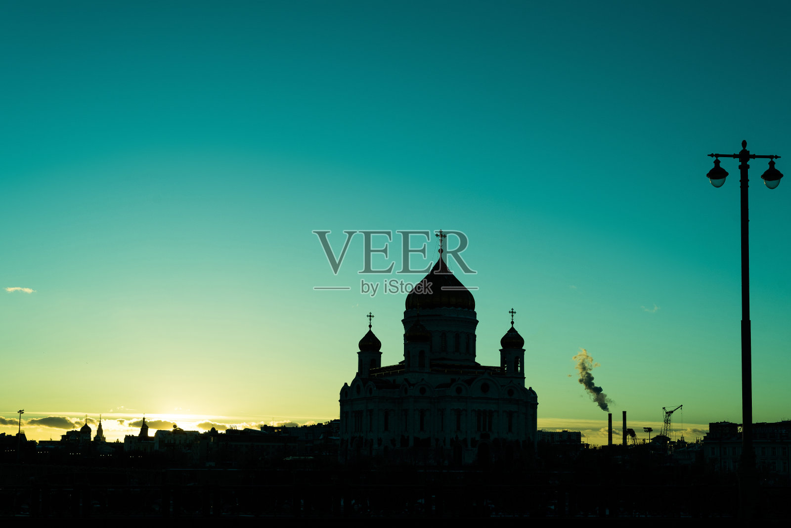 救世主基督大教堂上的绿色日落照片摄影图片