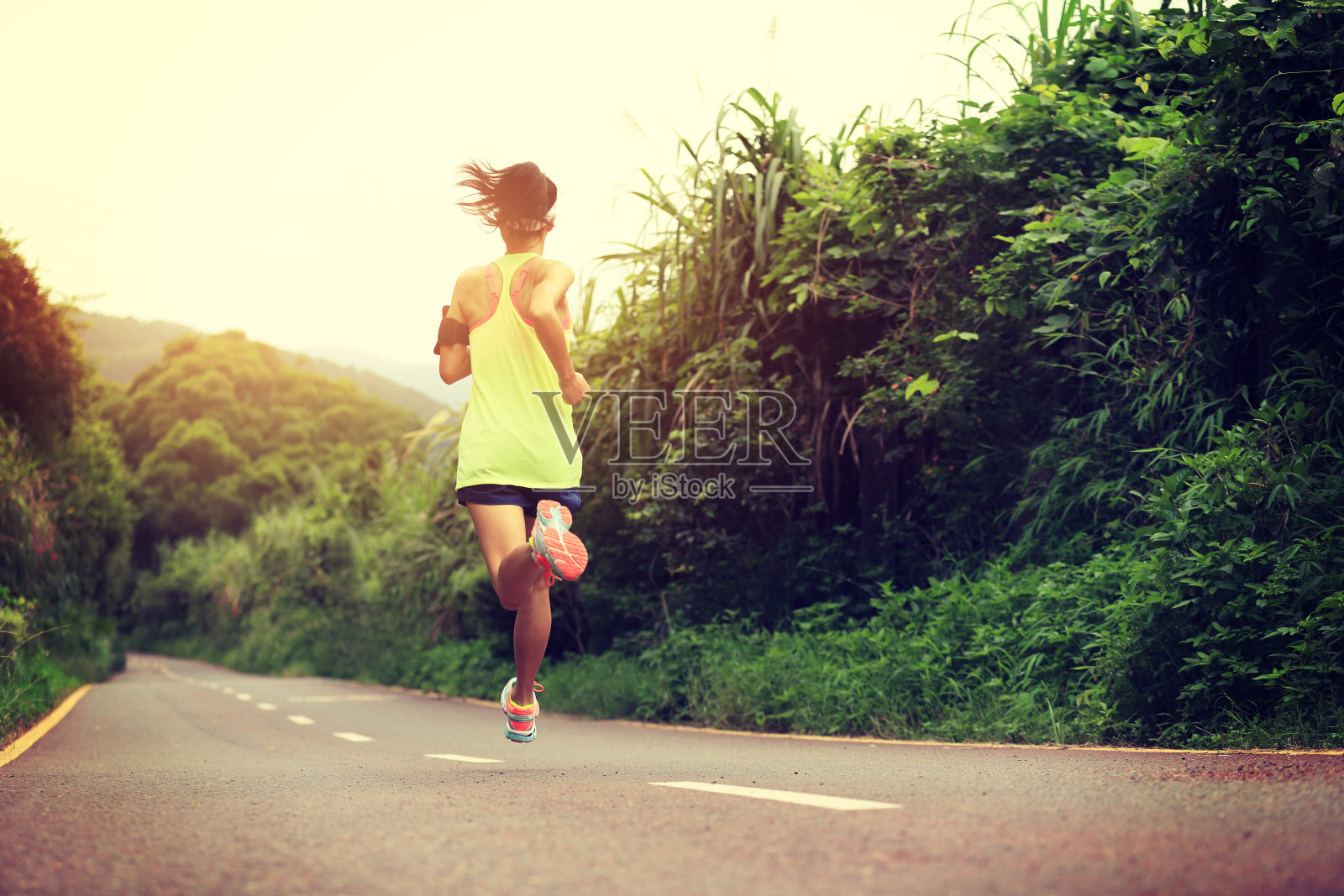 一个年轻的健身女性在森林小径上跑步照片摄影图片