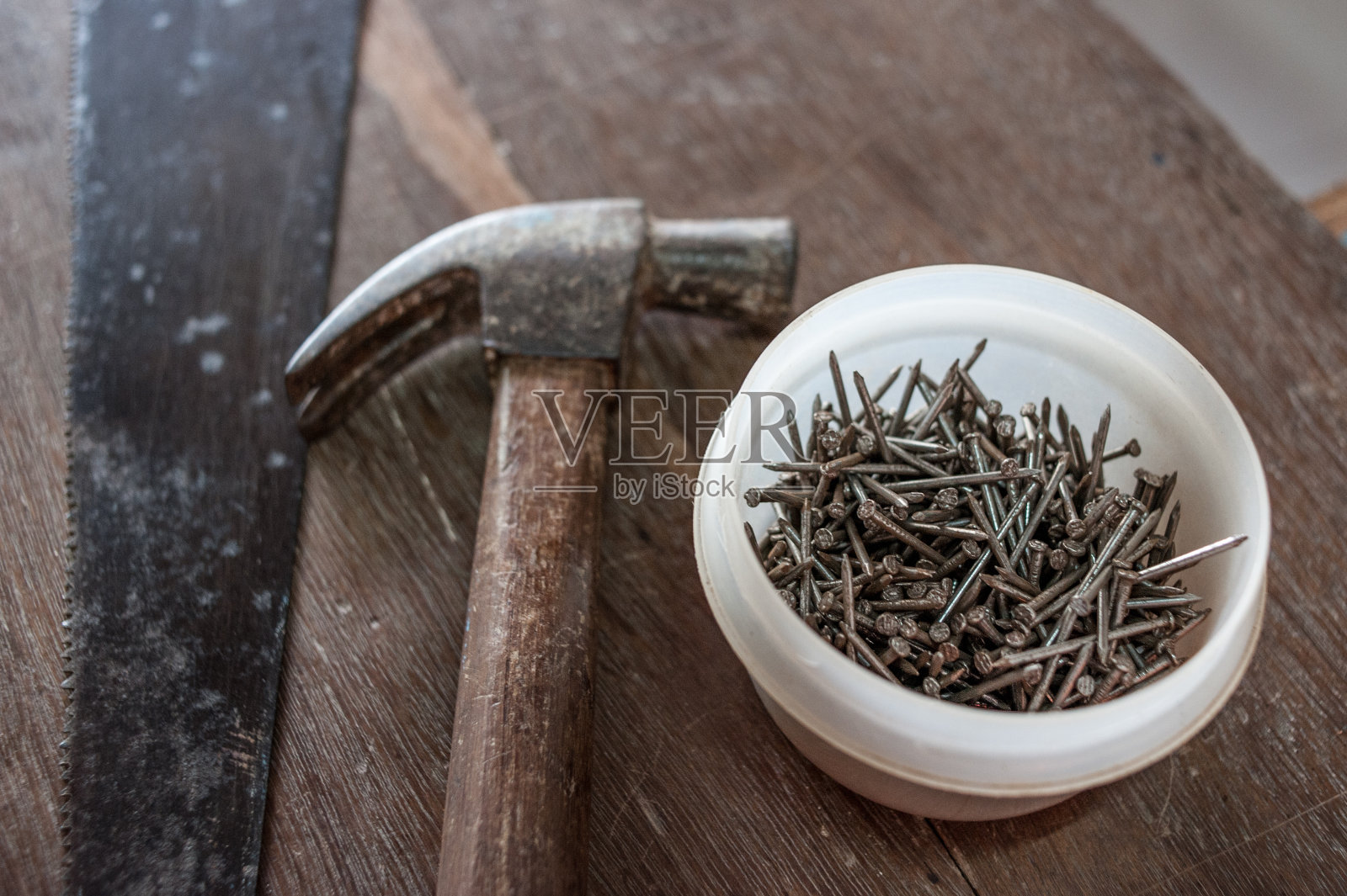 木背景上的锤子和钉子照片摄影图片