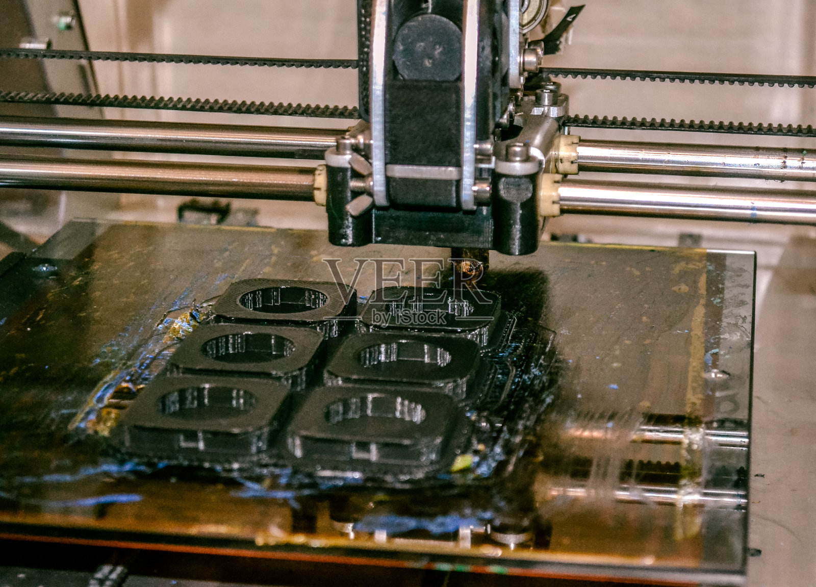 打印机打印灰色物体在镜面反射面特写照片摄影图片