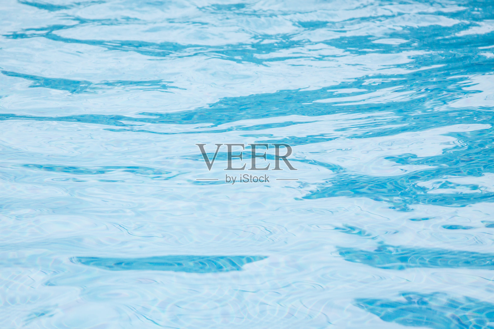 游泳池里蓝色的浪花照片摄影图片