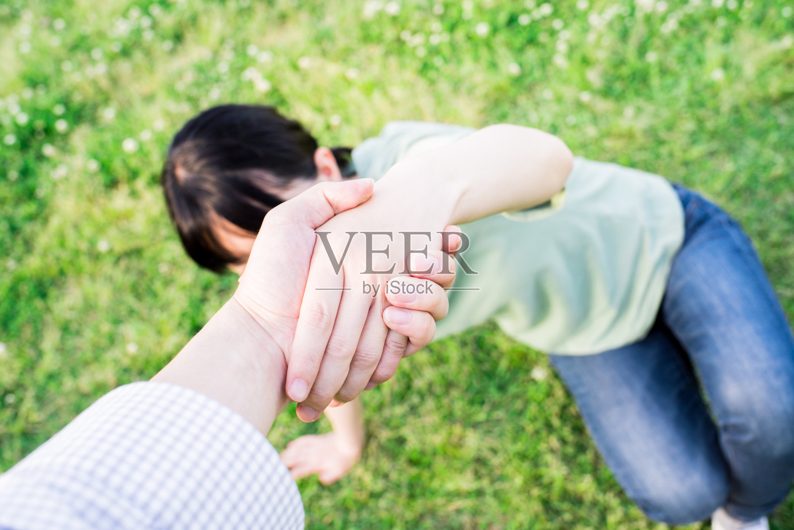 亚洲男人帮助她的女朋友照片摄影图片