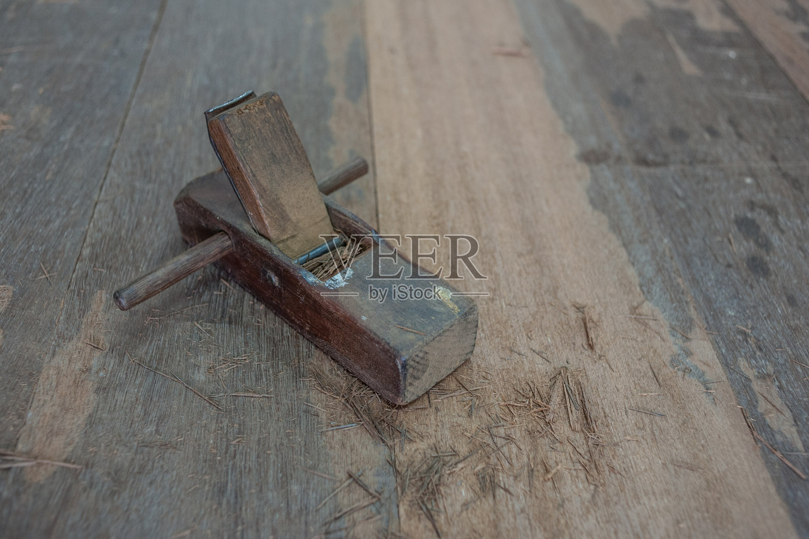 木桌背景上的木工工具照片摄影图片