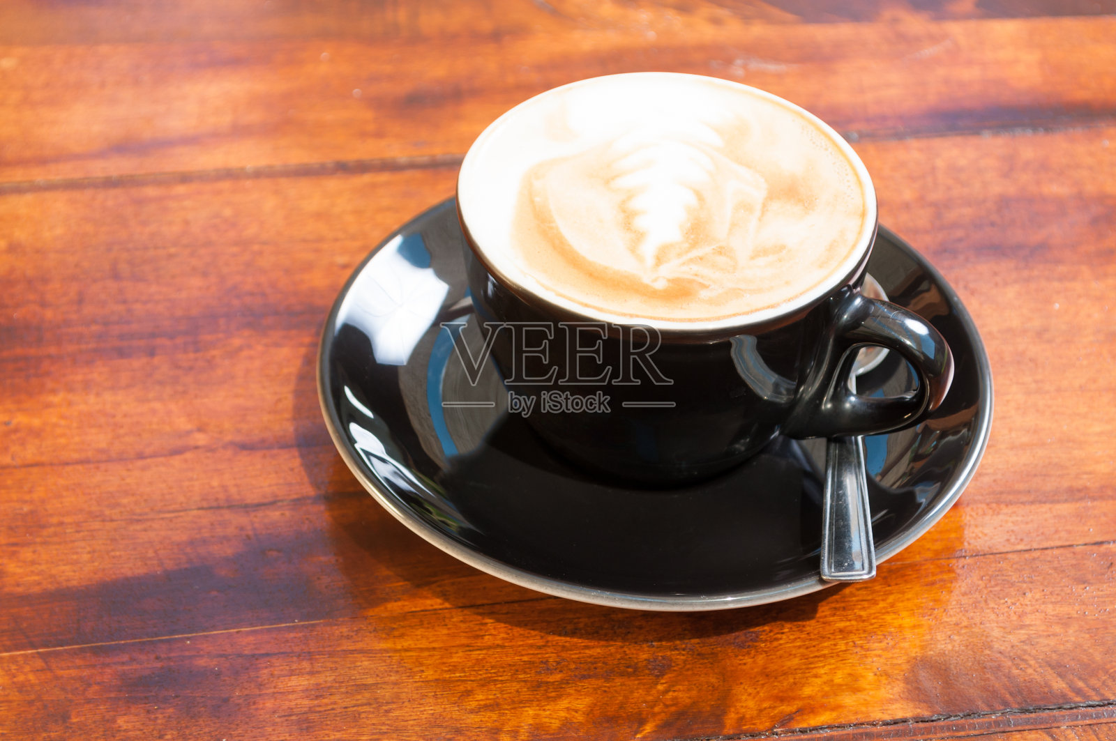 一杯咖啡放在木质露台桌子上照片摄影图片