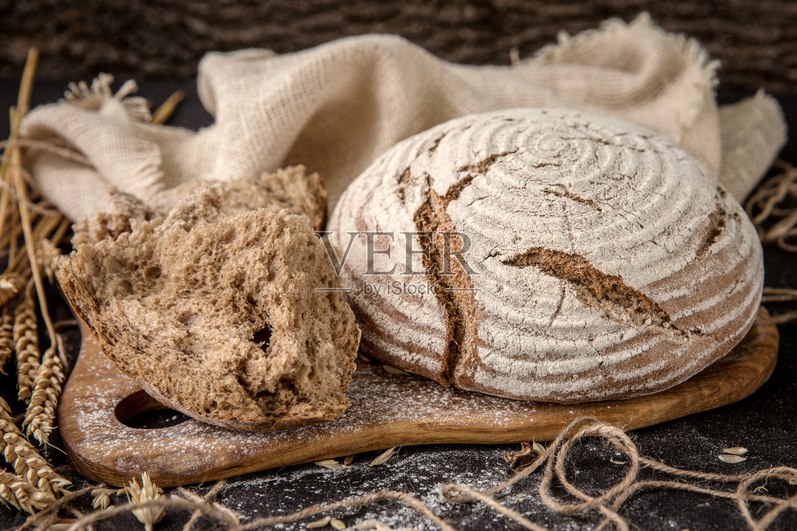 脆皮新鲜自制黑麦面包照片摄影图片