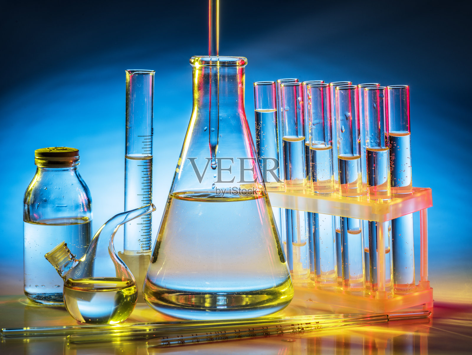 不同的实验室烧杯和玻璃器皿。照片摄影图片