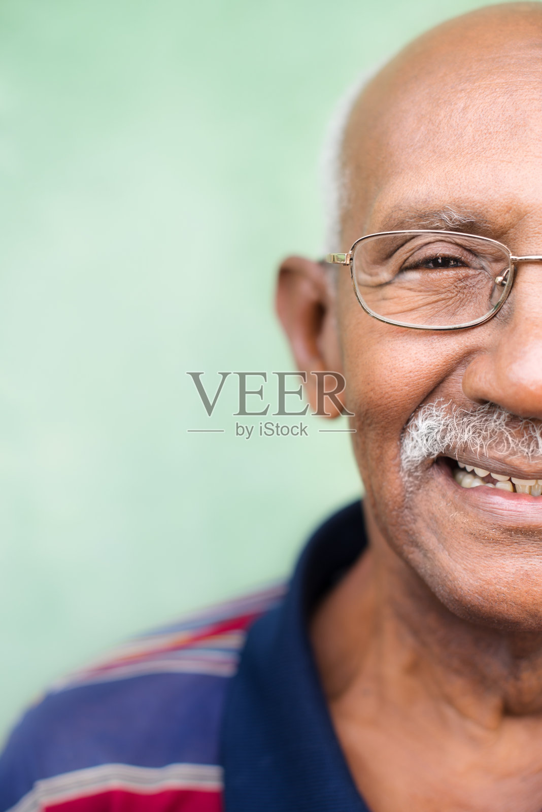 一个戴着眼镜微笑的人的特写照片摄影图片