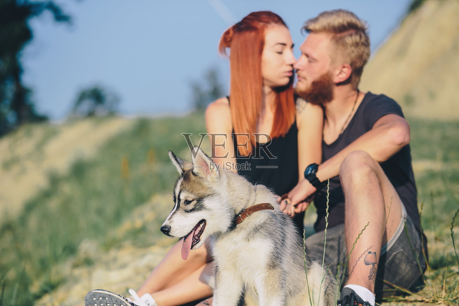 一对夫妇在山上的照片照片摄影图片