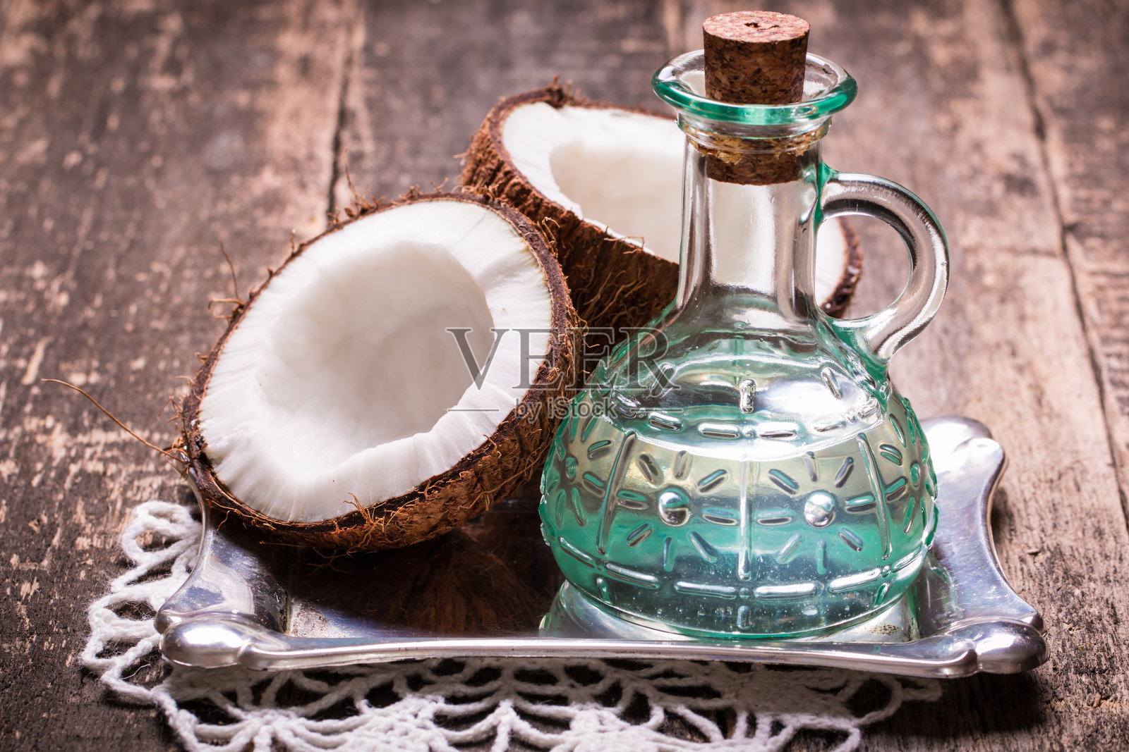 木桌上放着椰子。有机健康食品理念。美容和水疗概念。照片摄影图片