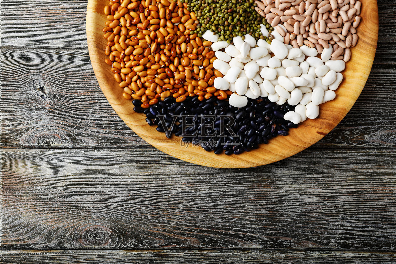 不同颜色的豆子在盘子里照片摄影图片