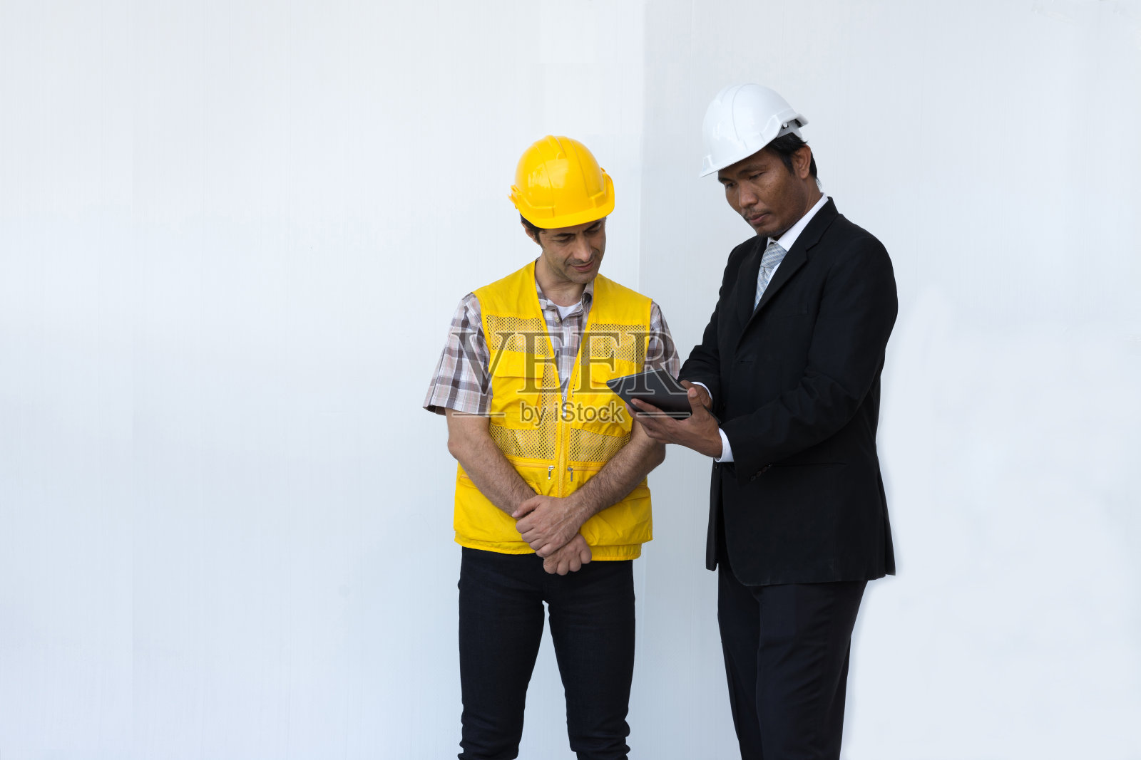 工程师在平板上讲话描述施工计划照片摄影图片