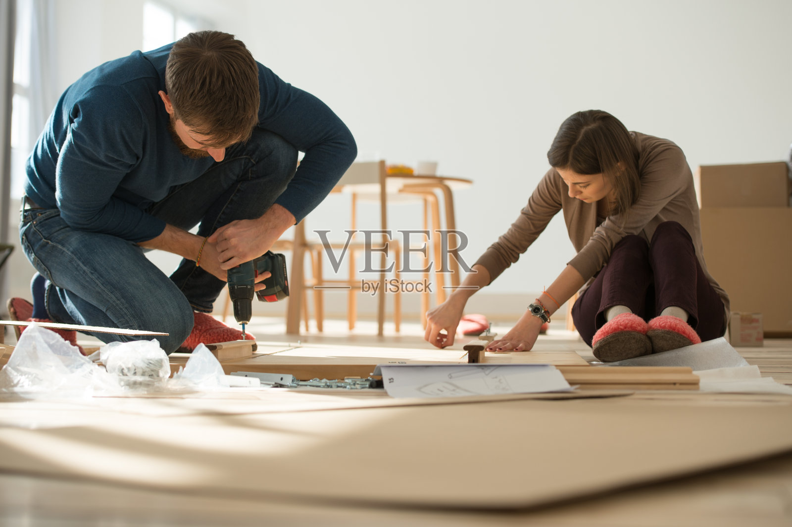 一对夫妇搬进新房子照片摄影图片