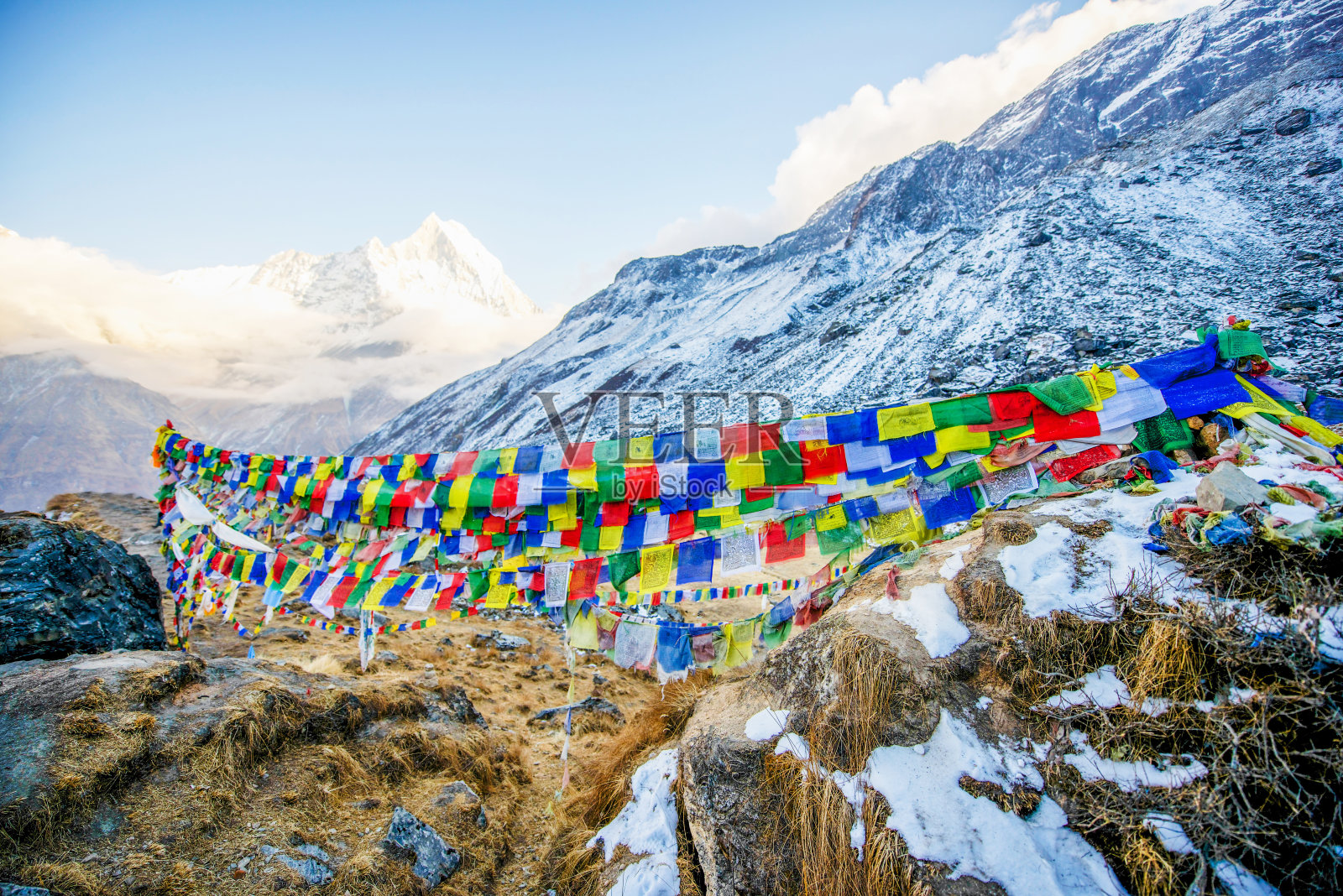 安纳布尔纳营地顶上的彩色祈祷旗照片摄影图片