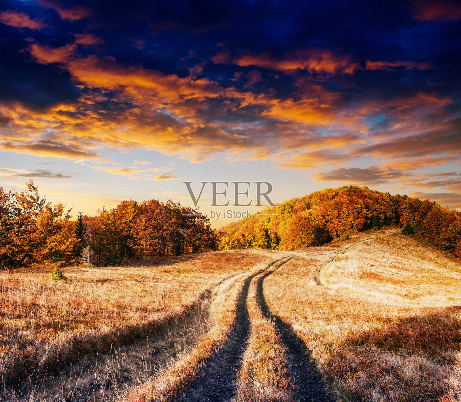 秋路在山中。神奇的积云,照片摄影图片