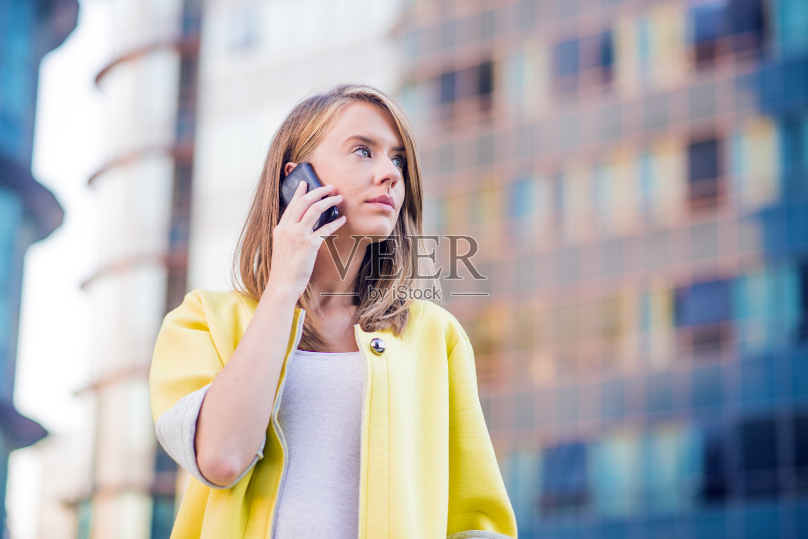 商业、技术和人的理念——认真的女商人照片摄影图片