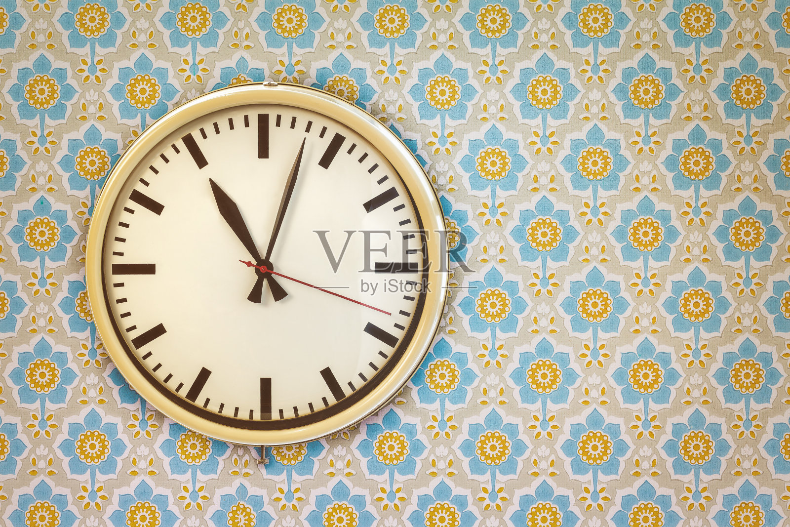 墙上挂着复古墙纸的古董钟照片摄影图片