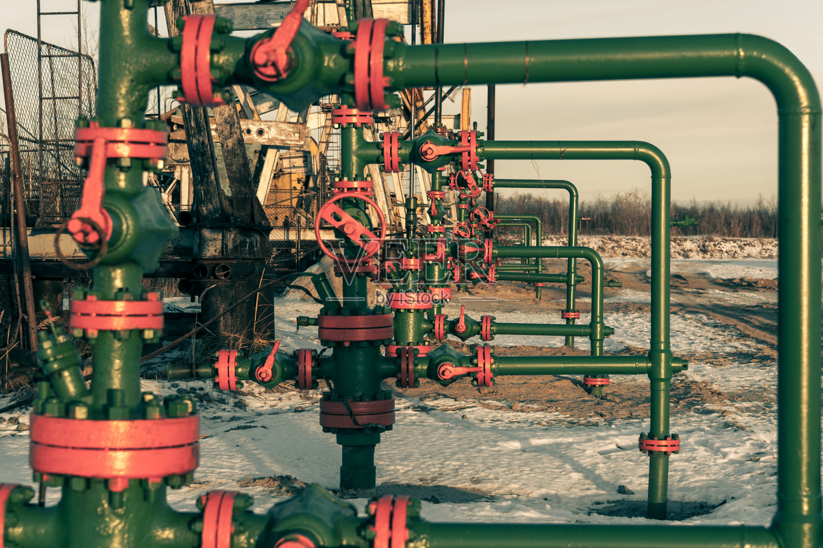 群井口。油田砂地。照片摄影图片