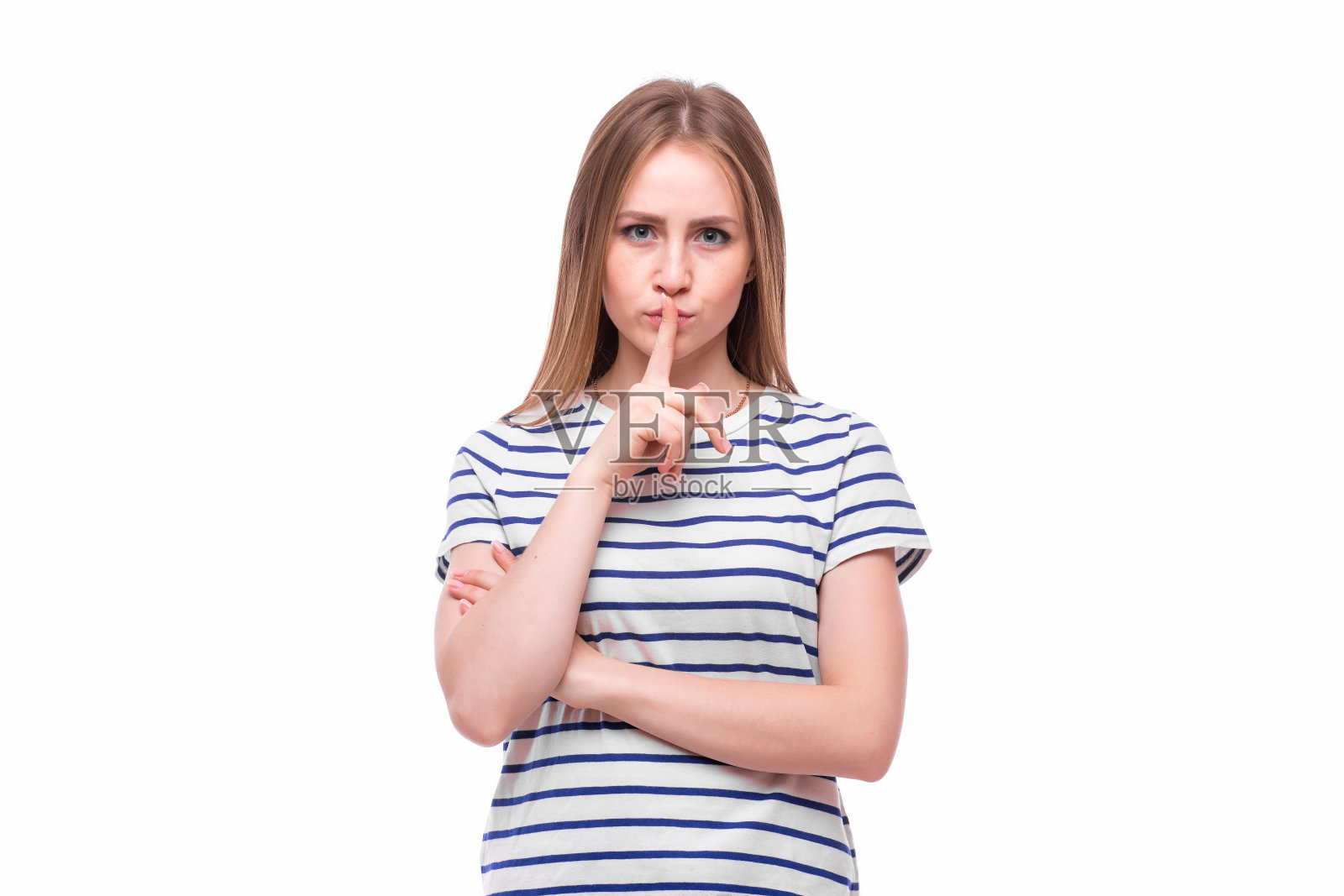 微笑着抬头看年轻女子与TSSS手势照片摄影图片