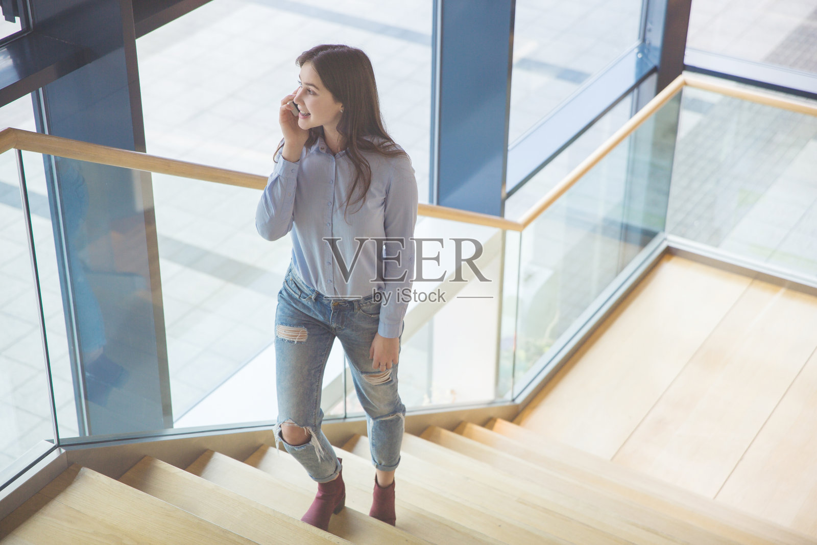 走上楼梯照片摄影图片