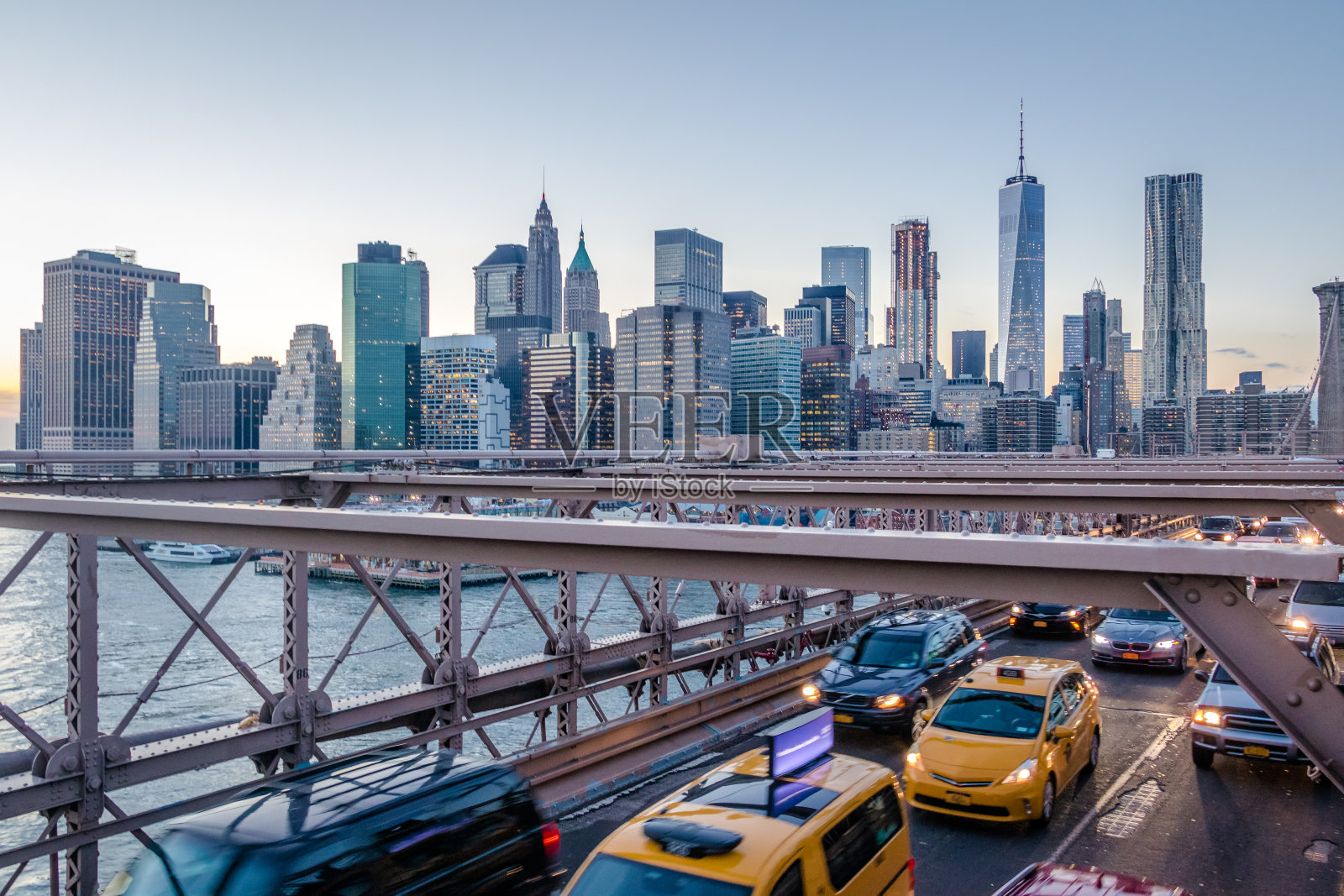 布鲁克林大桥交通和曼哈顿天际线-美国纽约照片摄影图片