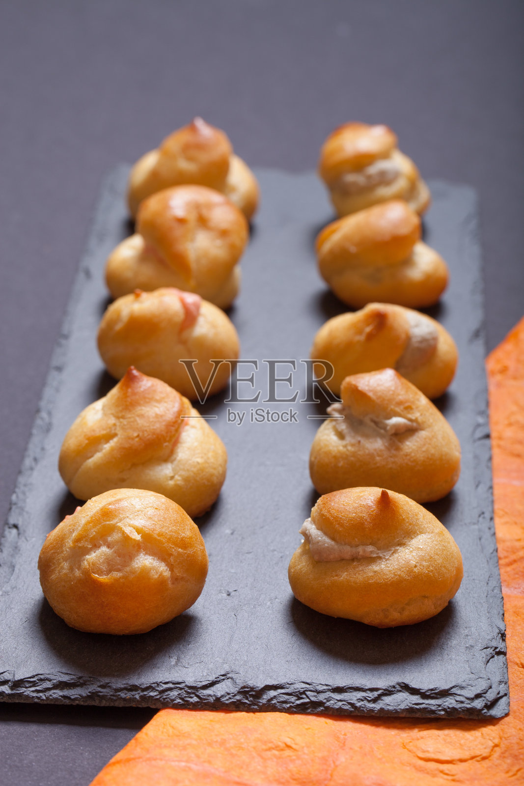 在黑色的石板上的一组小圆饼照片摄影图片