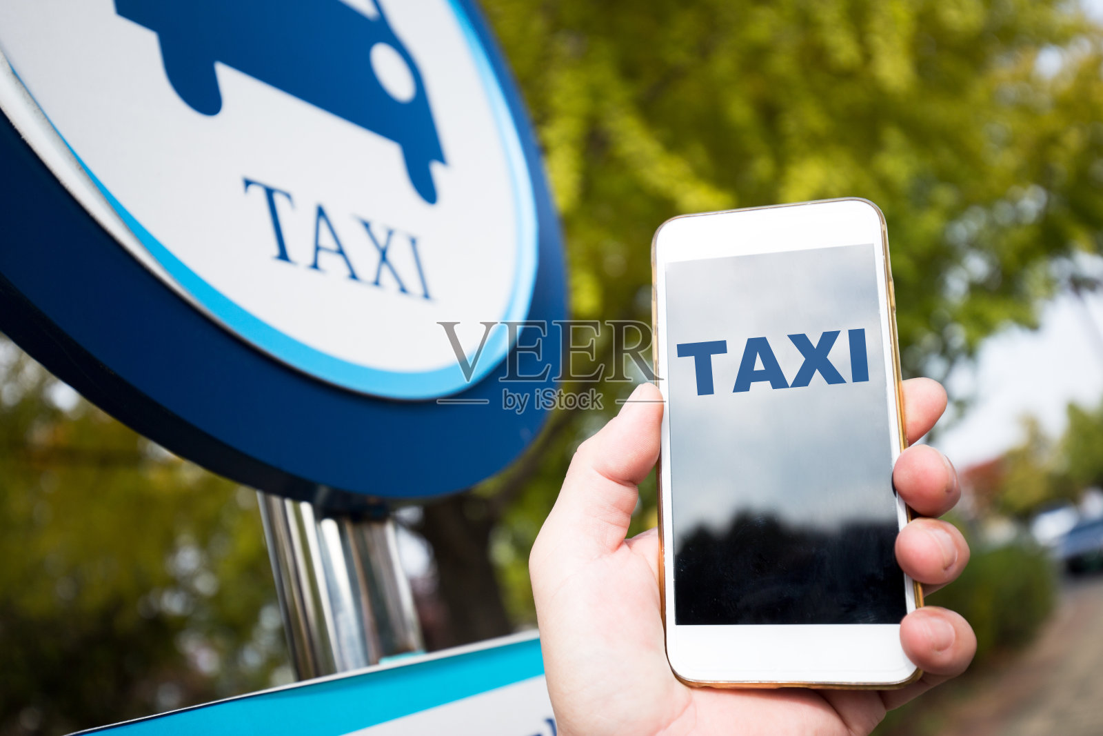 首尔街头的手机和出租车标志照片摄影图片