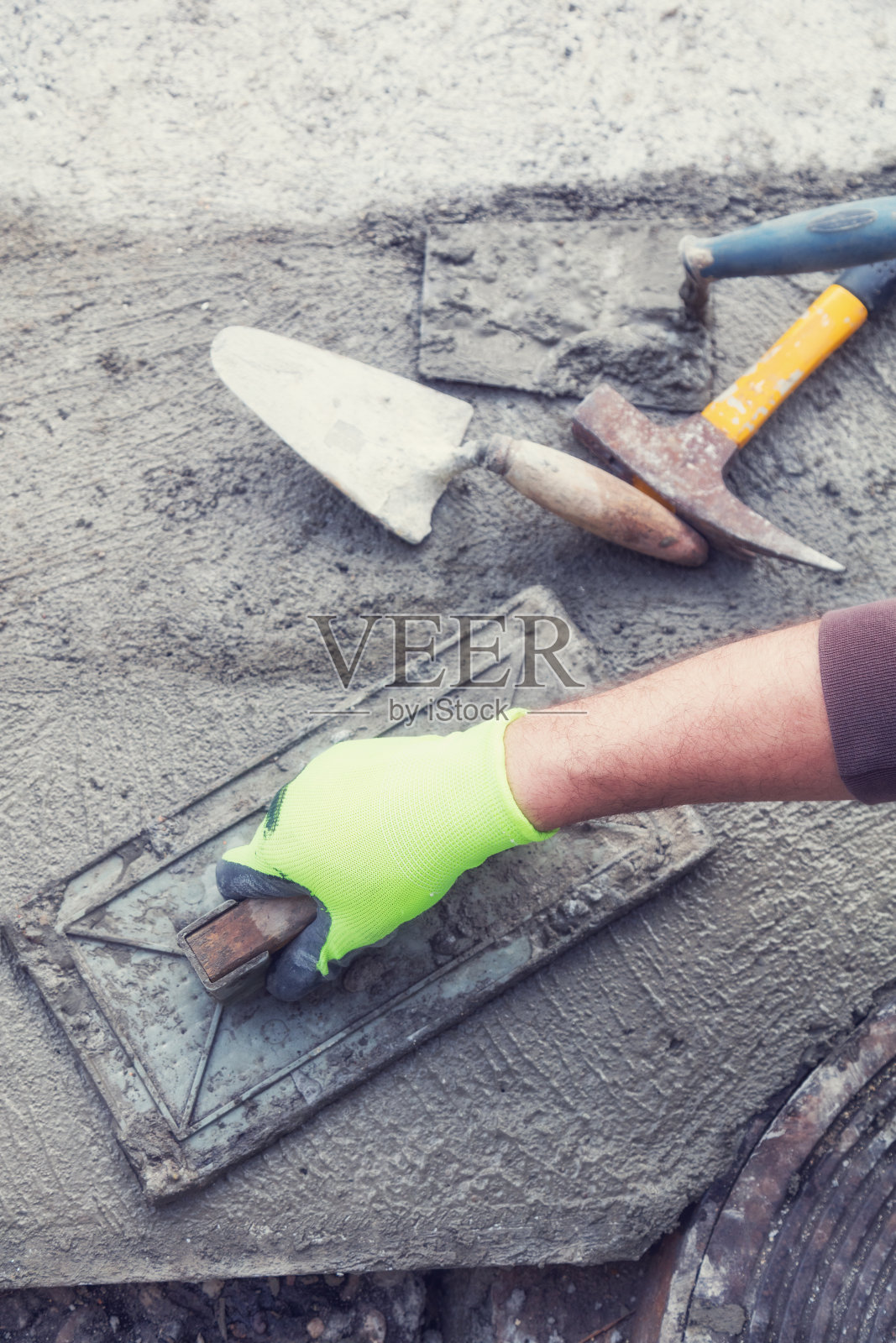 翻新混凝土路面在家庭/预算DIY版。照片摄影图片