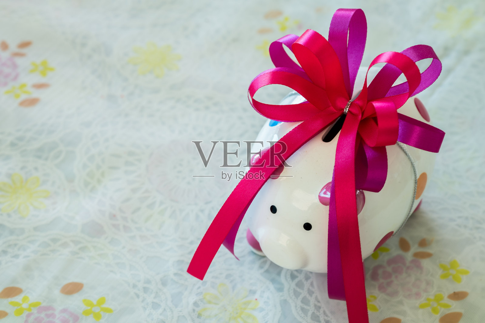 白色背景的小猪储蓄罐作为礼物。照片摄影图片