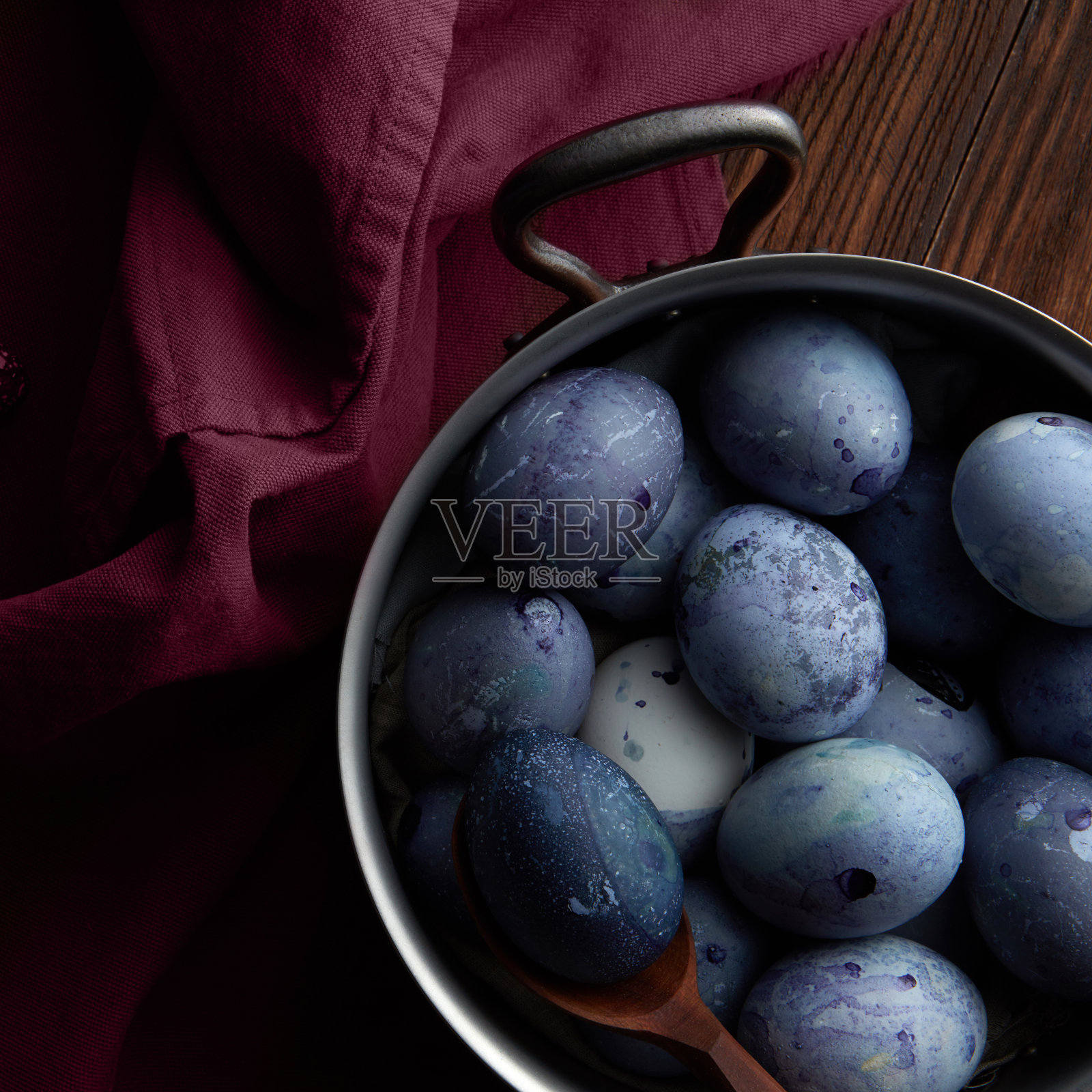 鸡蛋放在锅里照片摄影图片