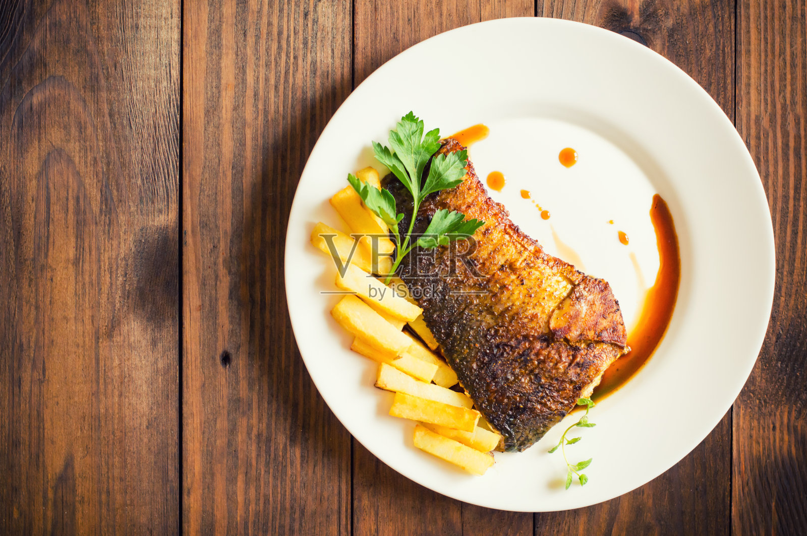 炸鱼排配薯条。木制背景。前视图。特写镜头照片摄影图片