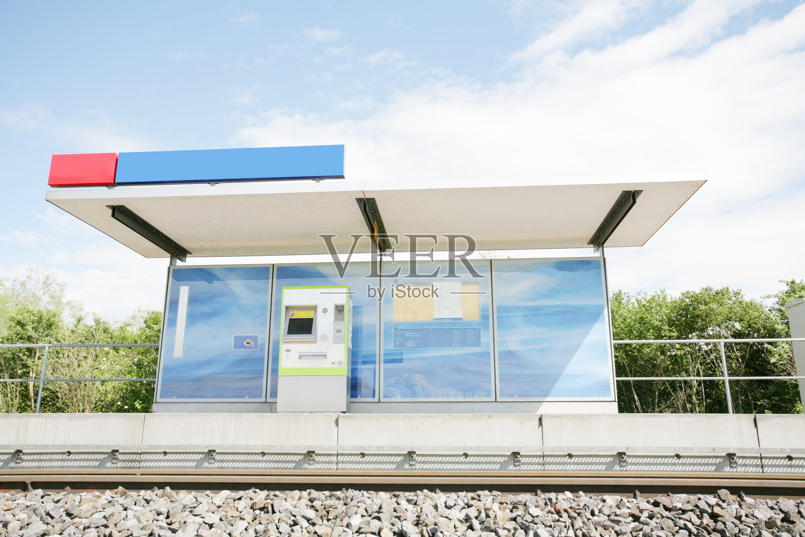 火车站的两个蓝色广告牌照片摄影图片