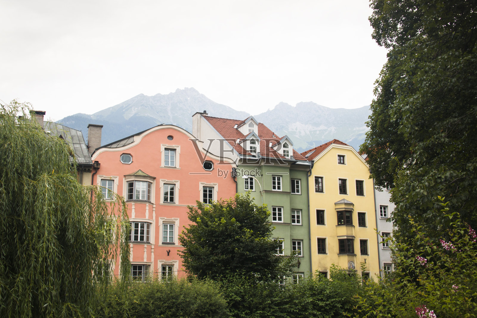奥地利因斯布鲁克典型房屋的正面照片摄影图片