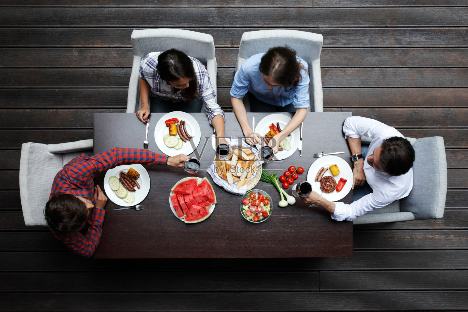 朋友吃饭照片摄影图片