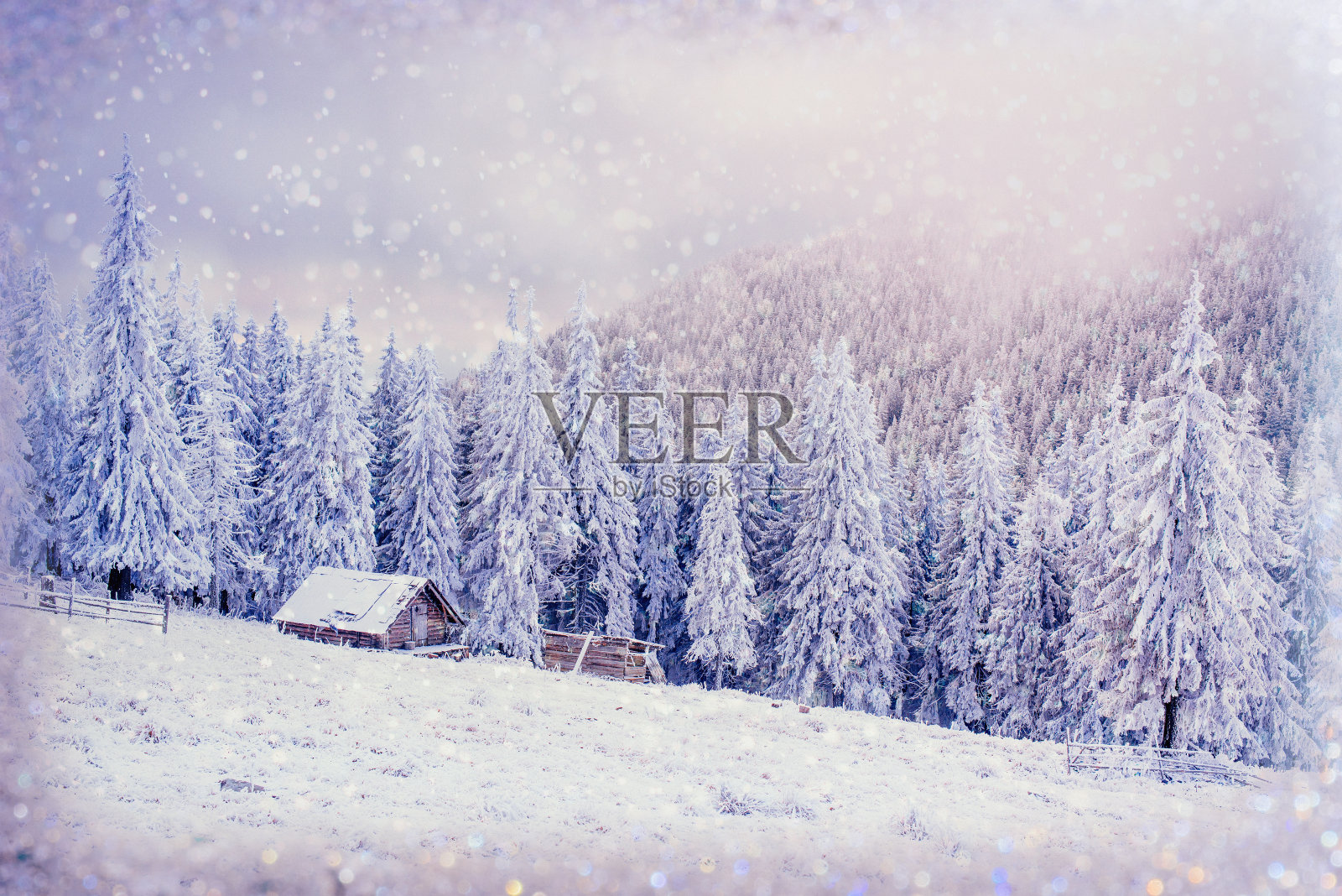 日落时山上的小木屋。冬天的问候照片摄影图片