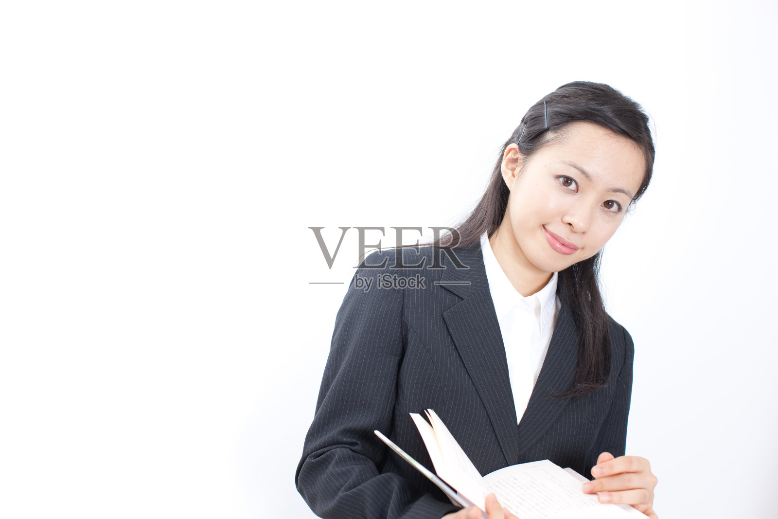 女商人在读文件照片摄影图片