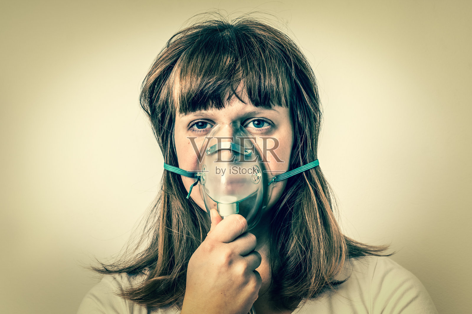 患病女性患者，戴氧气面罩照片摄影图片