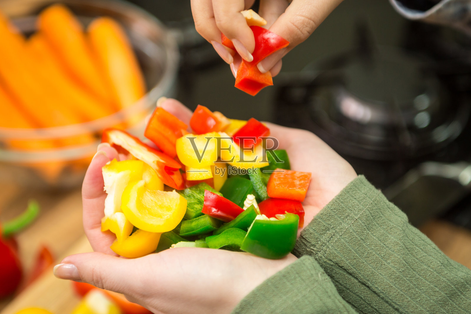 满满一手的健康食品。照片摄影图片